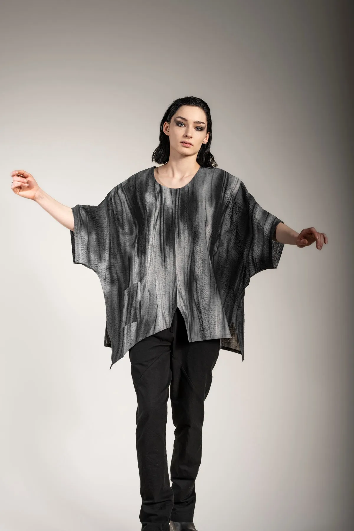 eigensinnig wien | Zizek | Extravagantes, asymmetrisches Designer Oversize T-Shirt in Grau